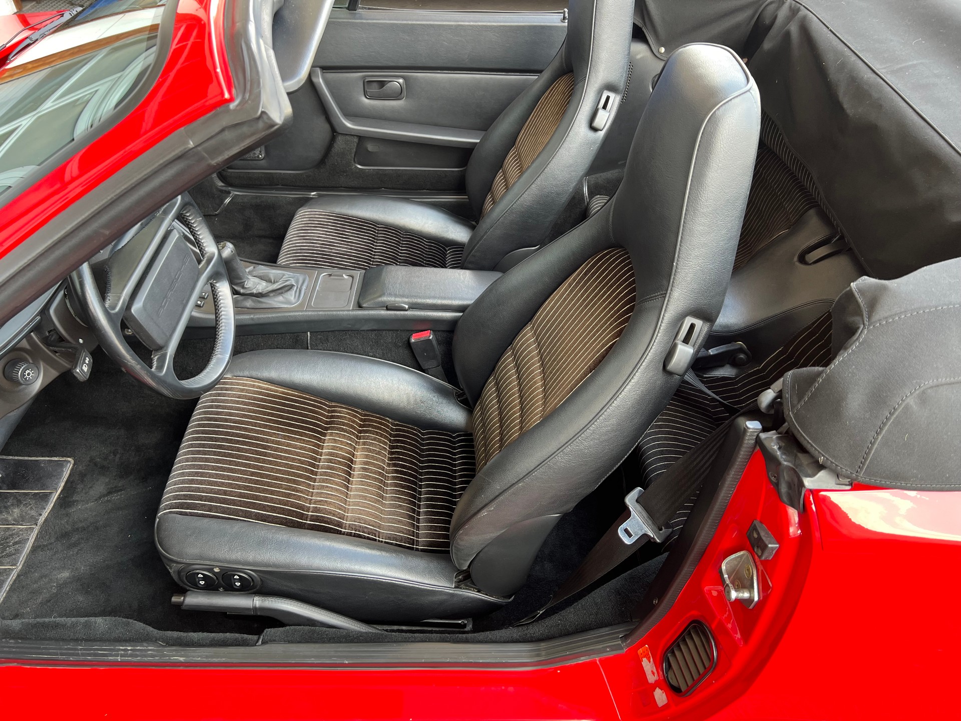 PORSCHE 944 S2 Cabriolet VETERAN-image-17