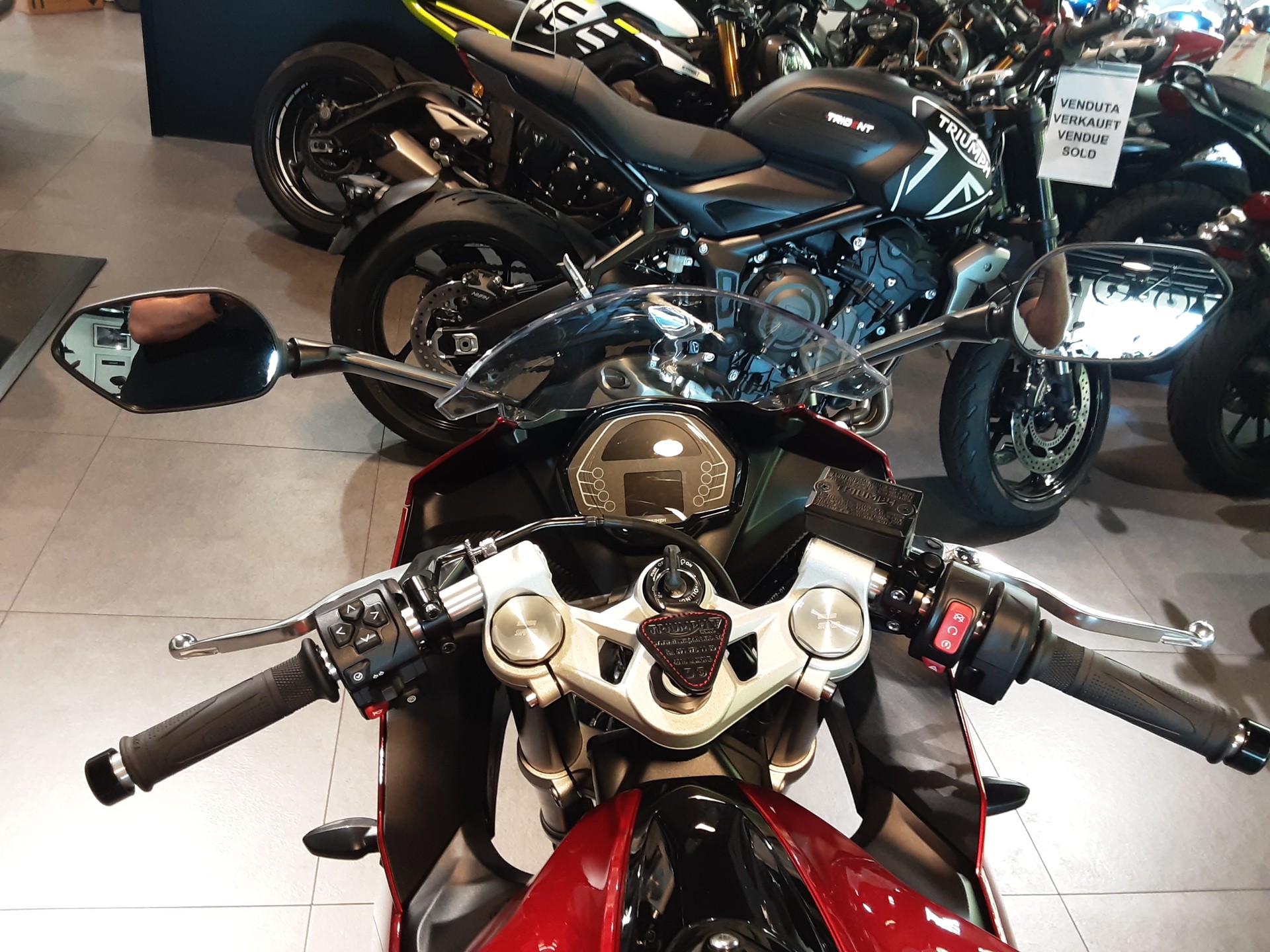 TRIUMPH Daytona 660-image-6