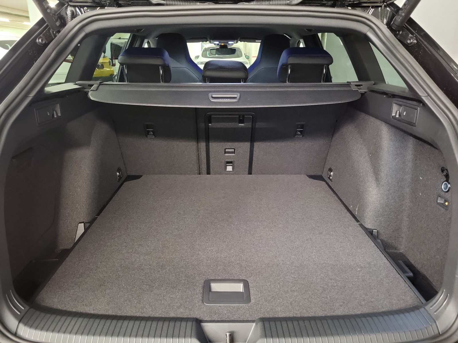 VW Golf VIII Variant 2.0 TSI R DSG 4motion-image-10