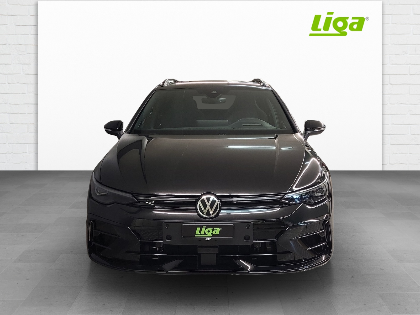 VW Golf VIII Variant 2.0 TSI R DSG 4motion-image-2