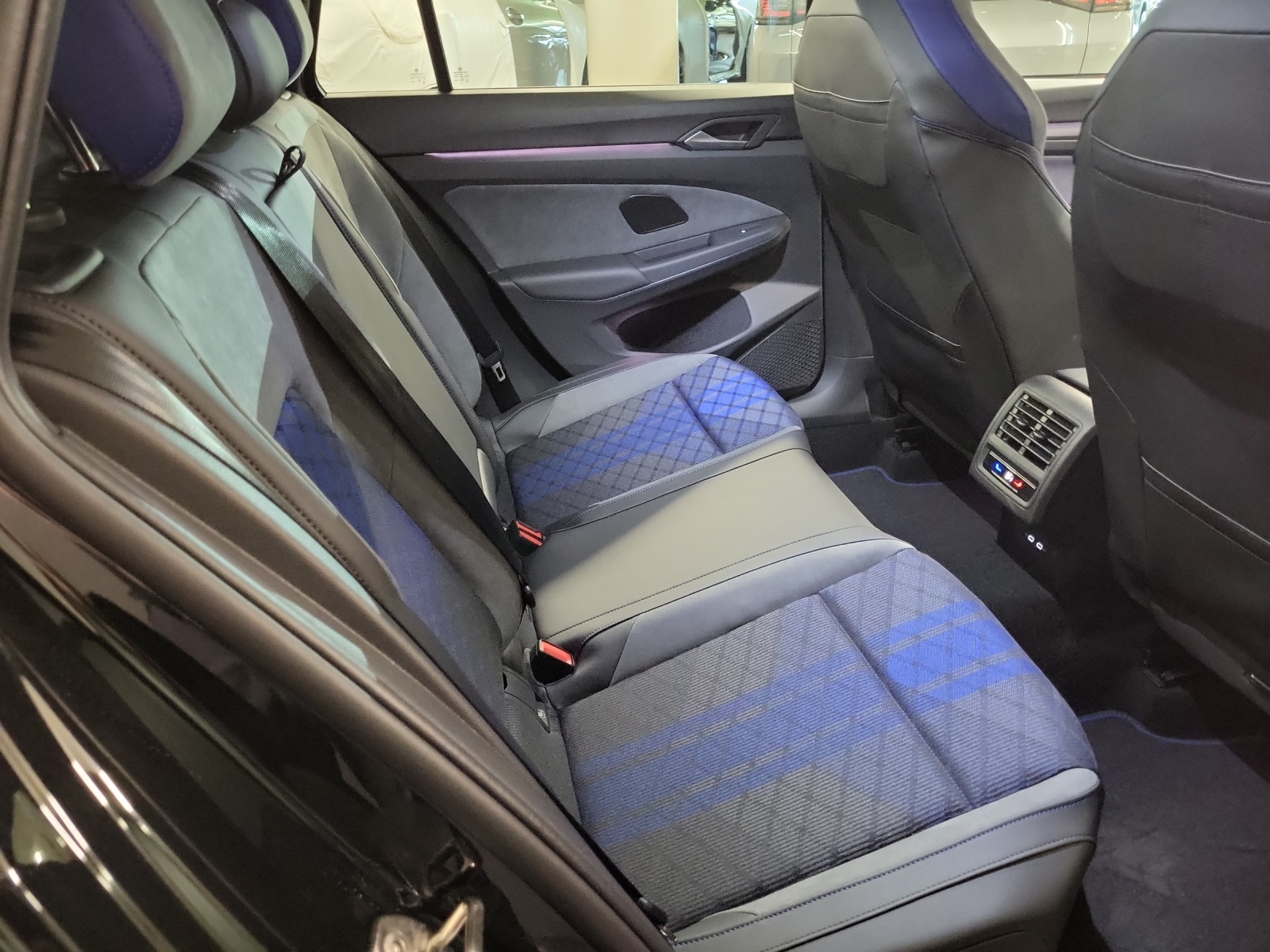 VW Golf VIII Variant 2.0 TSI R DSG 4motion-image-9
