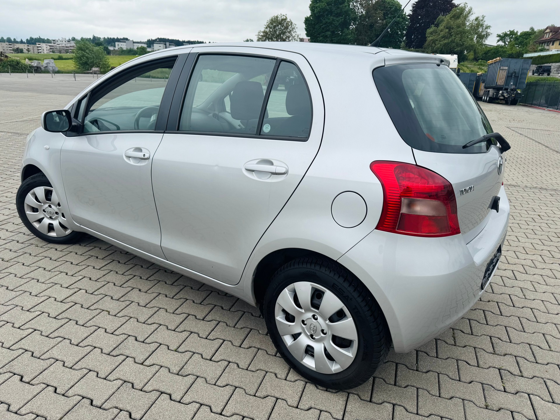TOYOTA Yaris 1.3 Linea Luna-image-3