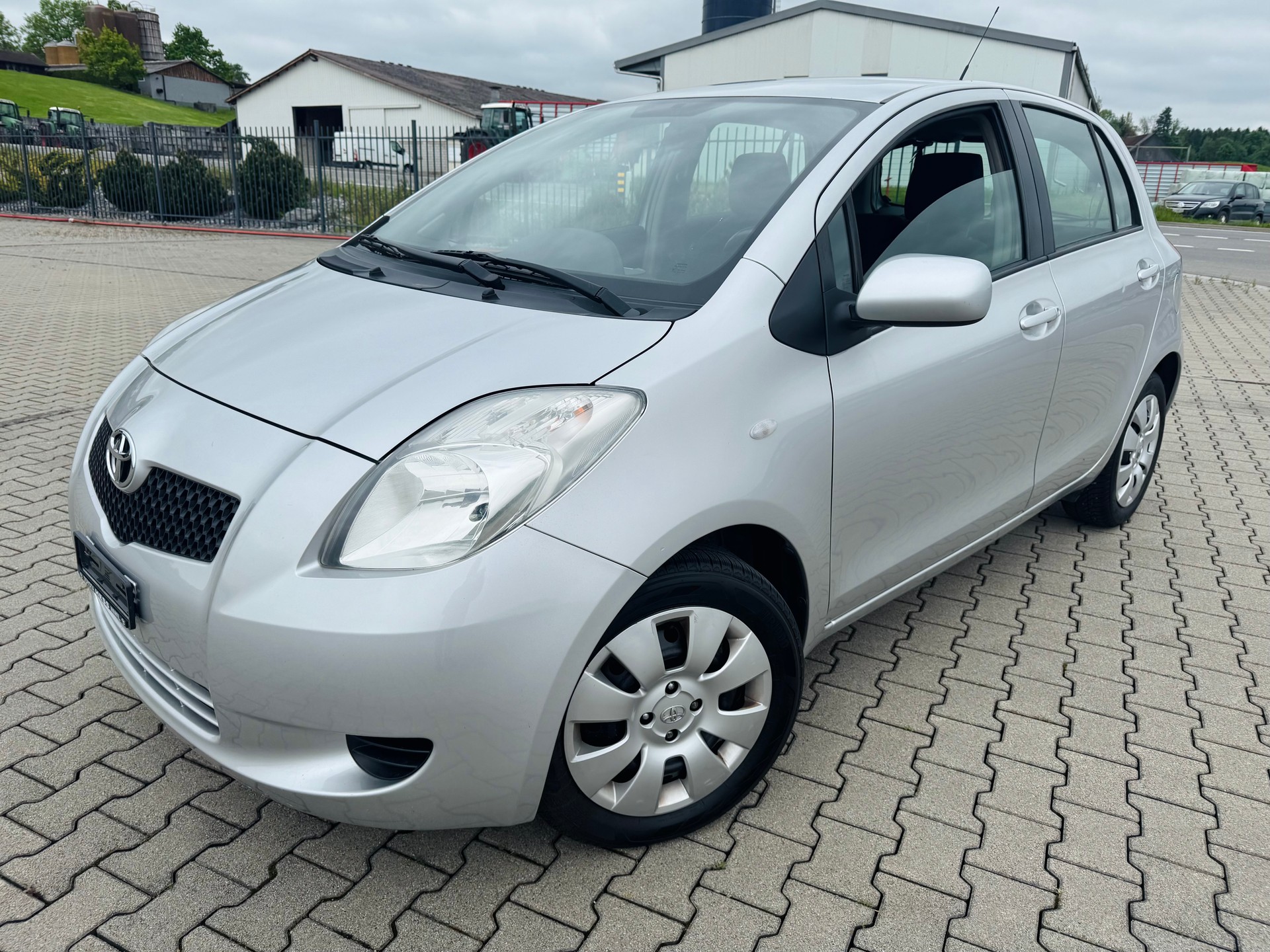 TOYOTA Yaris 1.3 Linea Luna-image-1