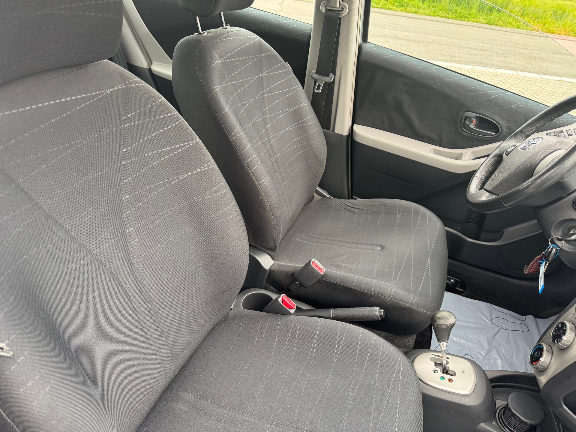 TOYOTA Yaris 1.3 Linea Luna-image-5