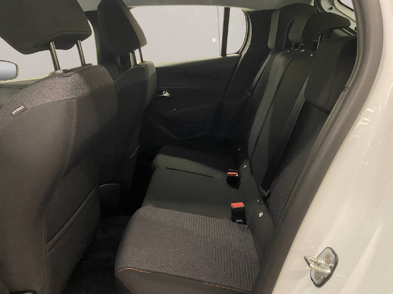 PEUGEOT 208 1.2 Hybrid Style-image-10