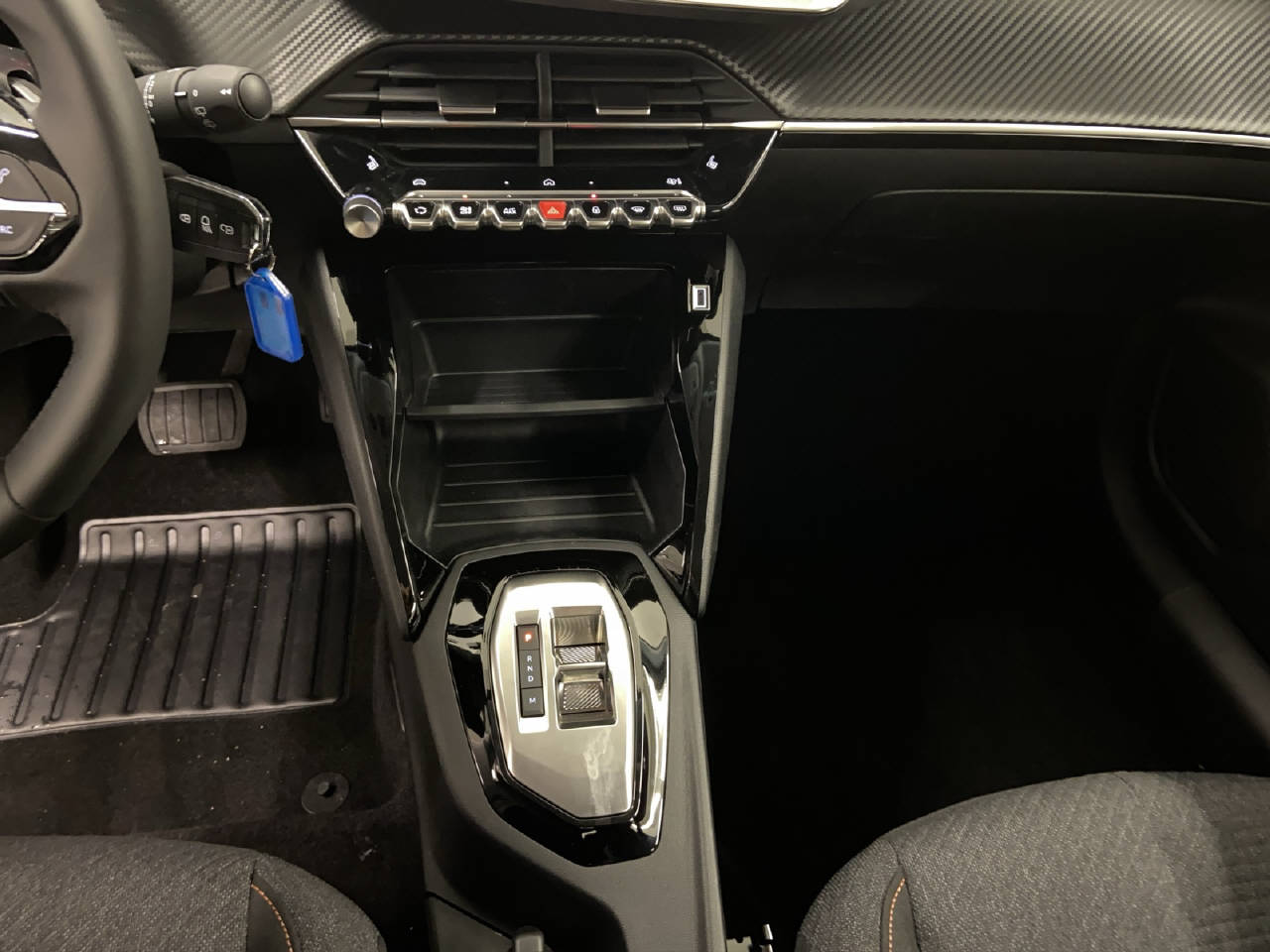 PEUGEOT 208 1.2 Hybrid Style-image-8