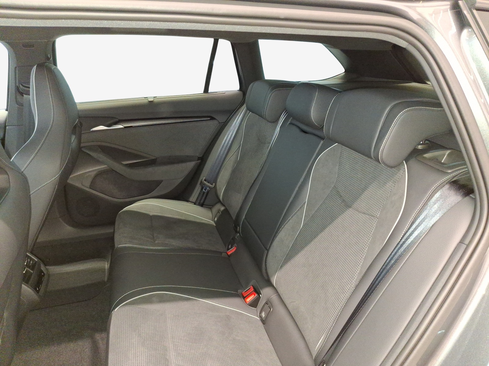 SKODA Superb Combi 2.0 TSI Sportline 4x4 DSG-image-11