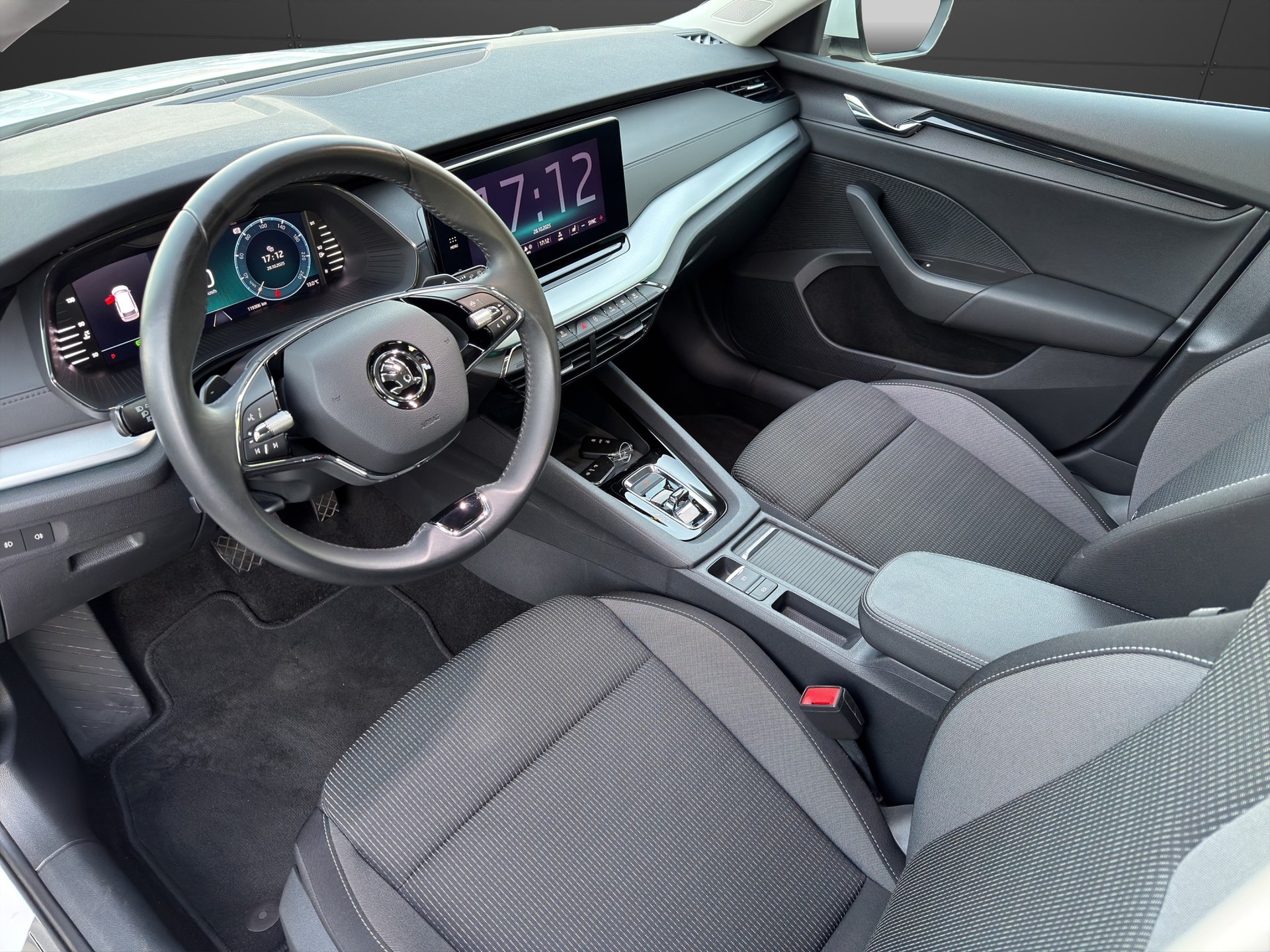 SKODA Octavia Combi 1.0 TSI mHEV DSG Ambition-image-9