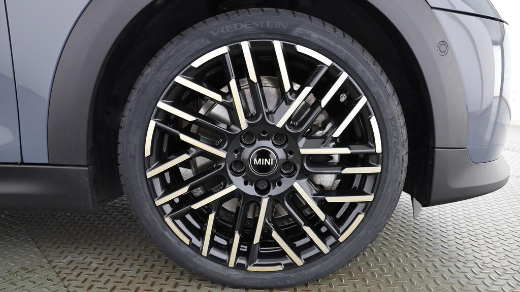 MINI Cooper S Cabrio-image-9