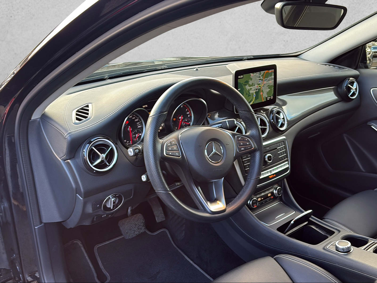 MERCEDES-BENZ GLA 250 Style 4Matic 7G-DCT-image-5