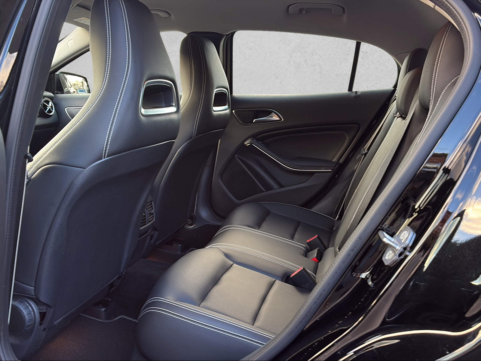 MERCEDES-BENZ GLA 250 Style 4Matic 7G-DCT-image-6