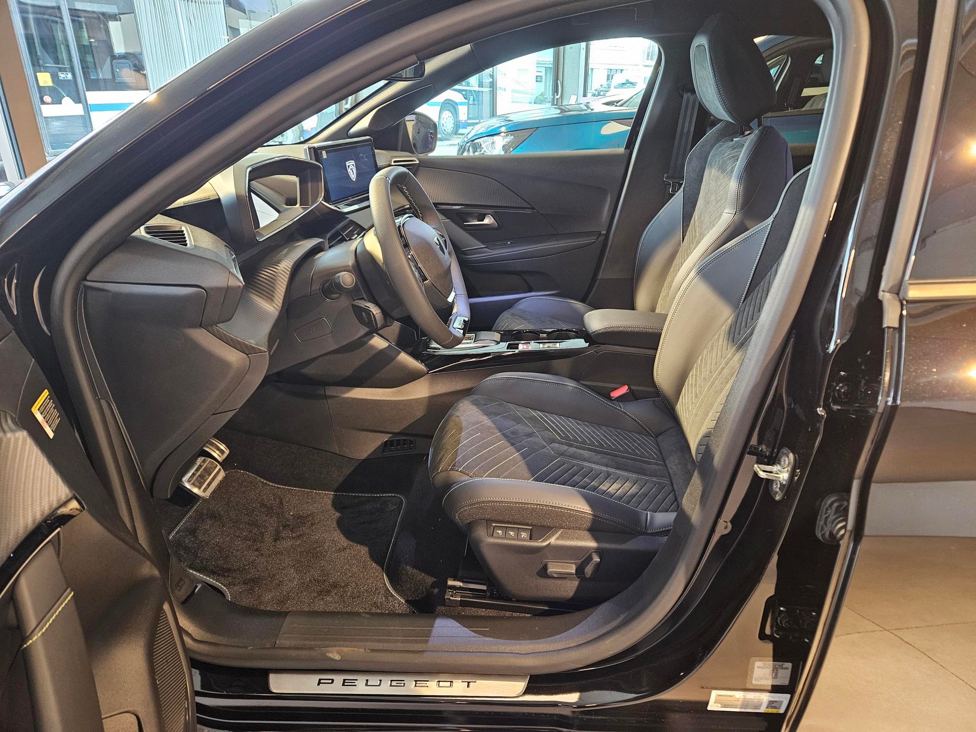 PEUGEOT 208 1.2 Hybrid 145 GT-image-6