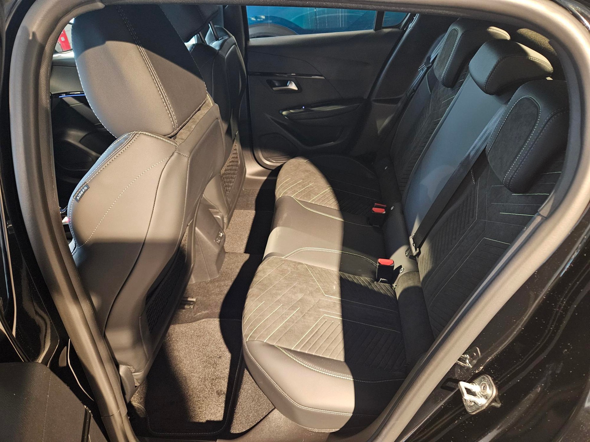 PEUGEOT 208 1.2 Hybrid 145 GT-image-7