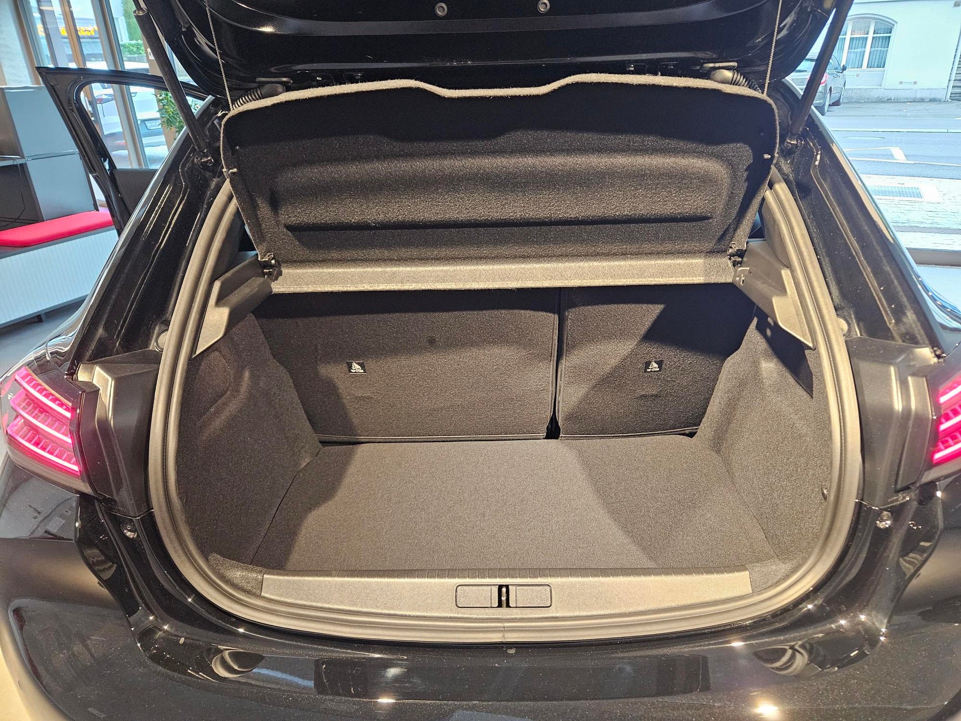 PEUGEOT 208 1.2 Hybrid 145 GT-image-8