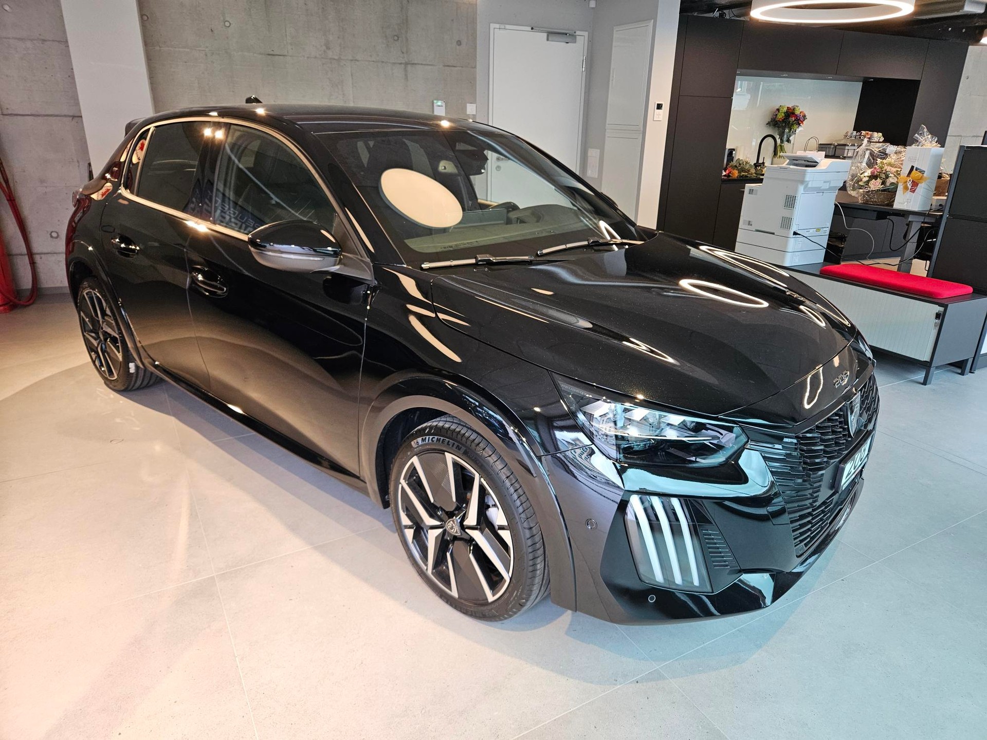 PEUGEOT 208 1.2 Hybrid 145 GT-showroom-element-3
