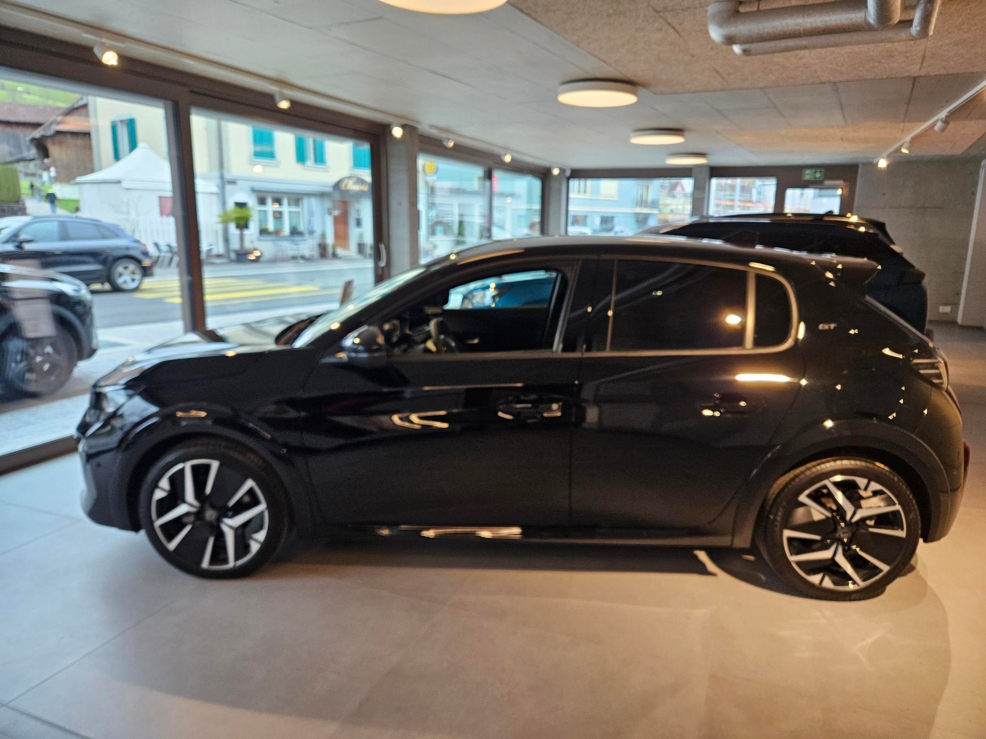 PEUGEOT 208 1.2 Hybrid 145 GT-showroom-element-1