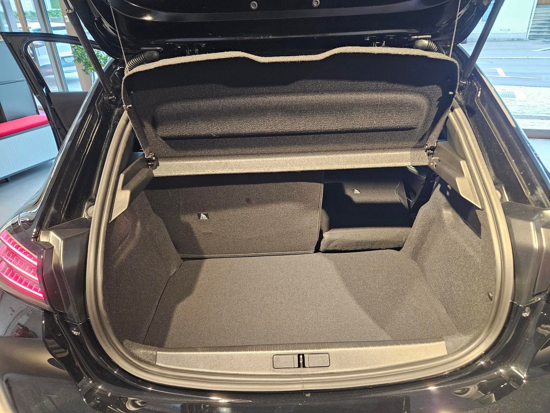 PEUGEOT 208 1.2 Hybrid 145 GT-image-9