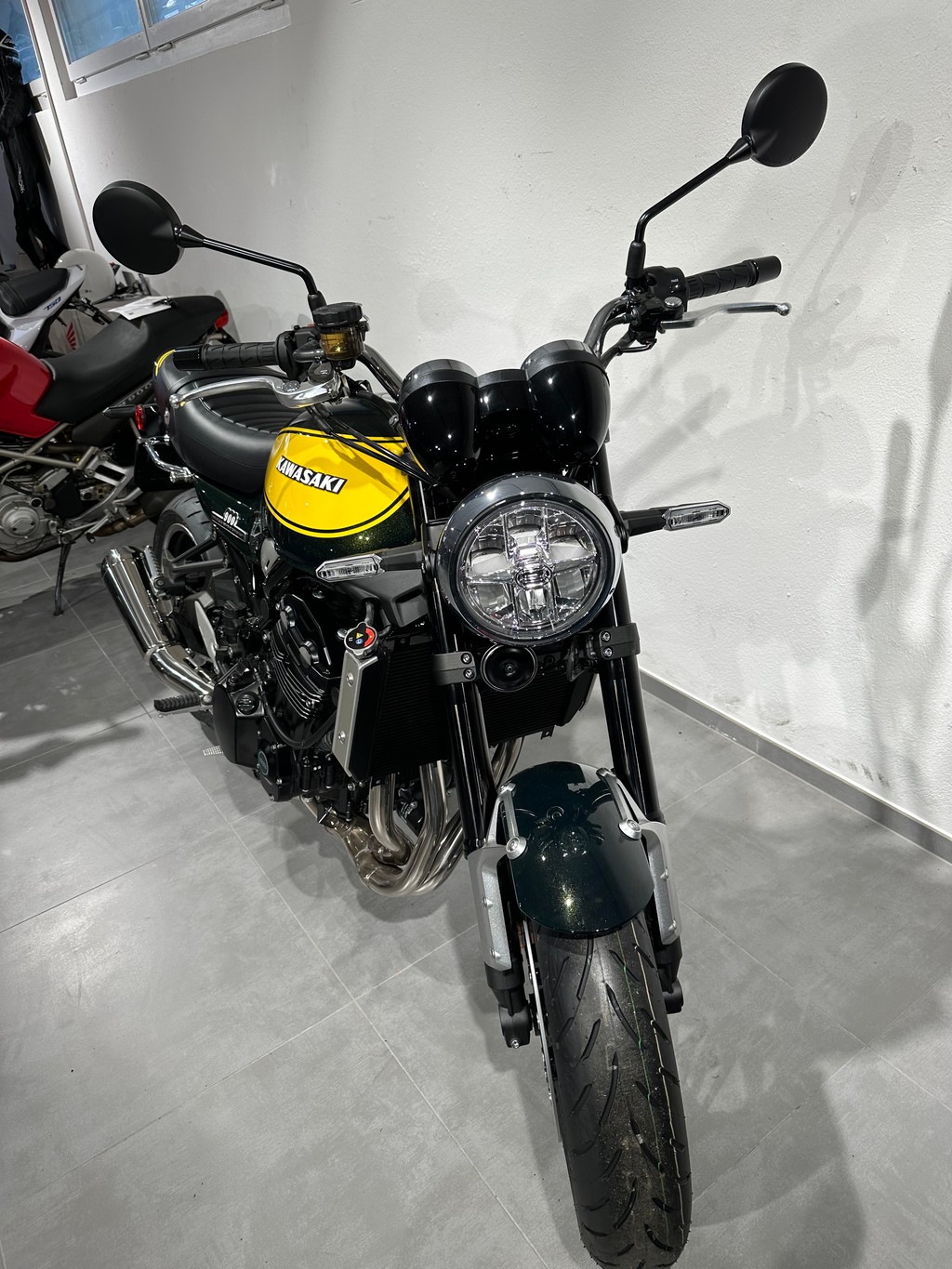 KAWASAKI Z 900 RS-showroom-element-1