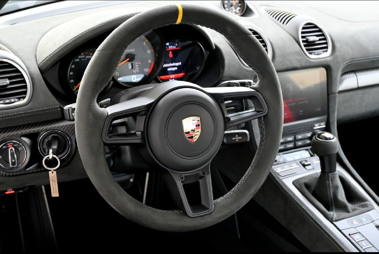 PORSCHE GT4 RS CH-Fahrzeug Weissach-Paket Lift-image-3