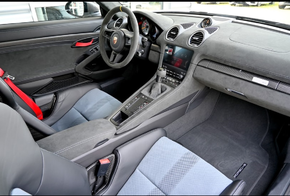 PORSCHE GT4 RS CH-Fahrzeug Weissach-Paket Lift-image-4