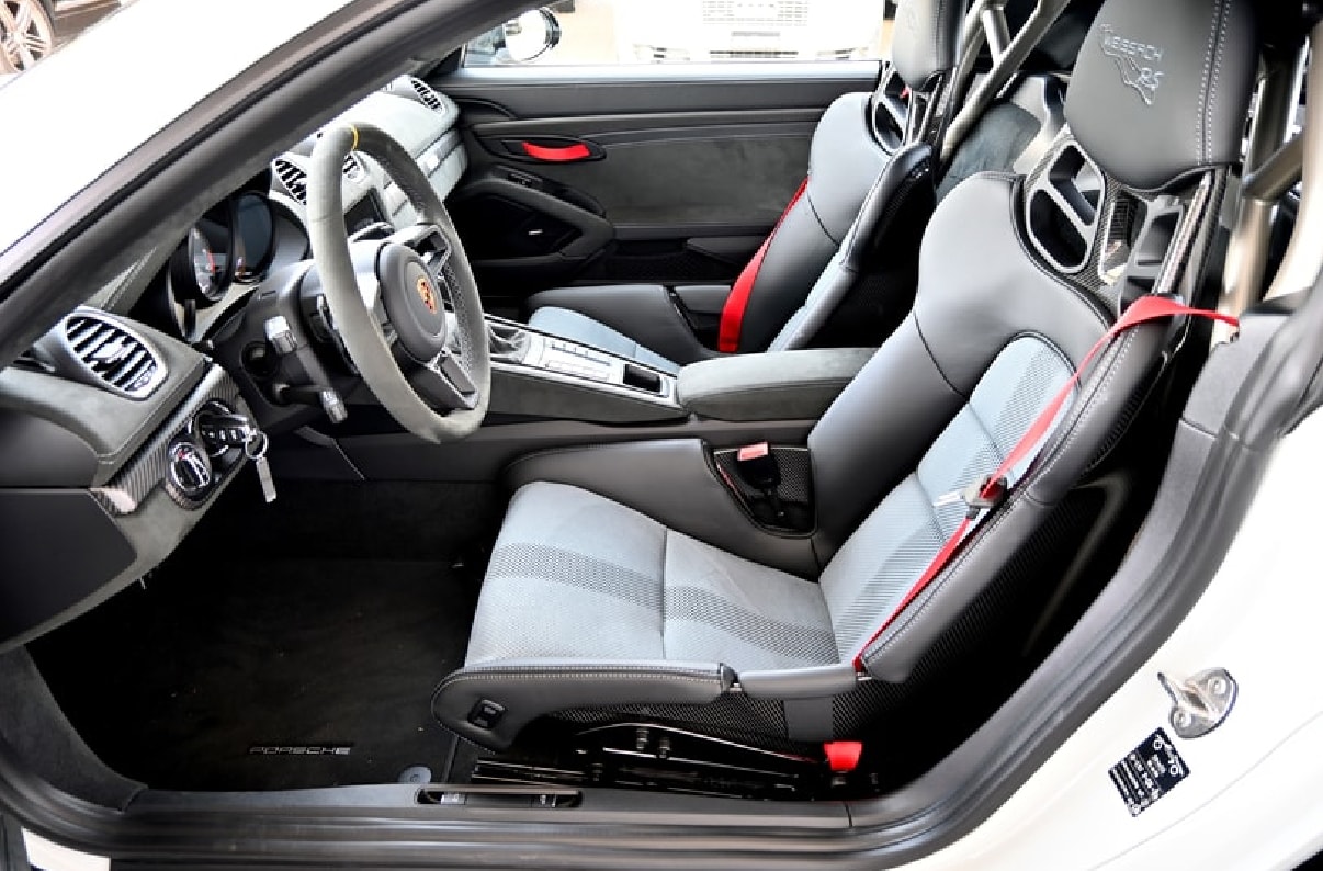 PORSCHE GT4 RS CH-Fahrzeug Weissach-Paket Lift-image-5