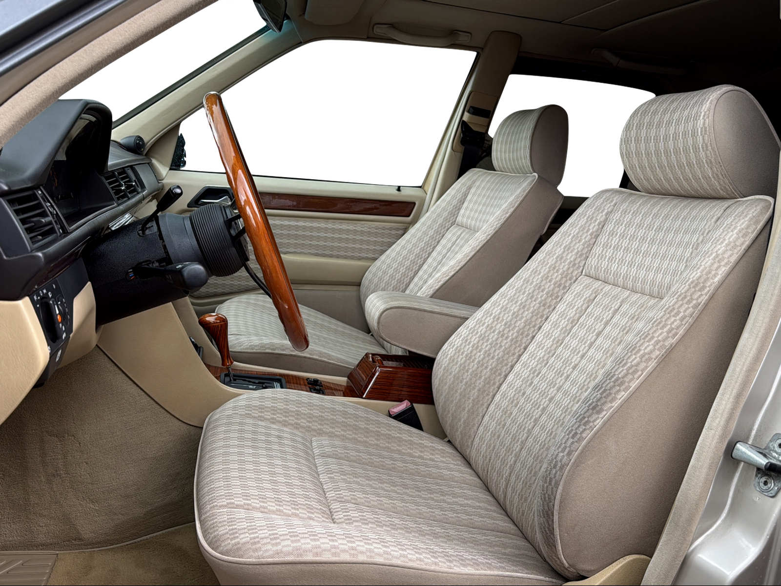 MERCEDES-BENZ 260 E-image-7