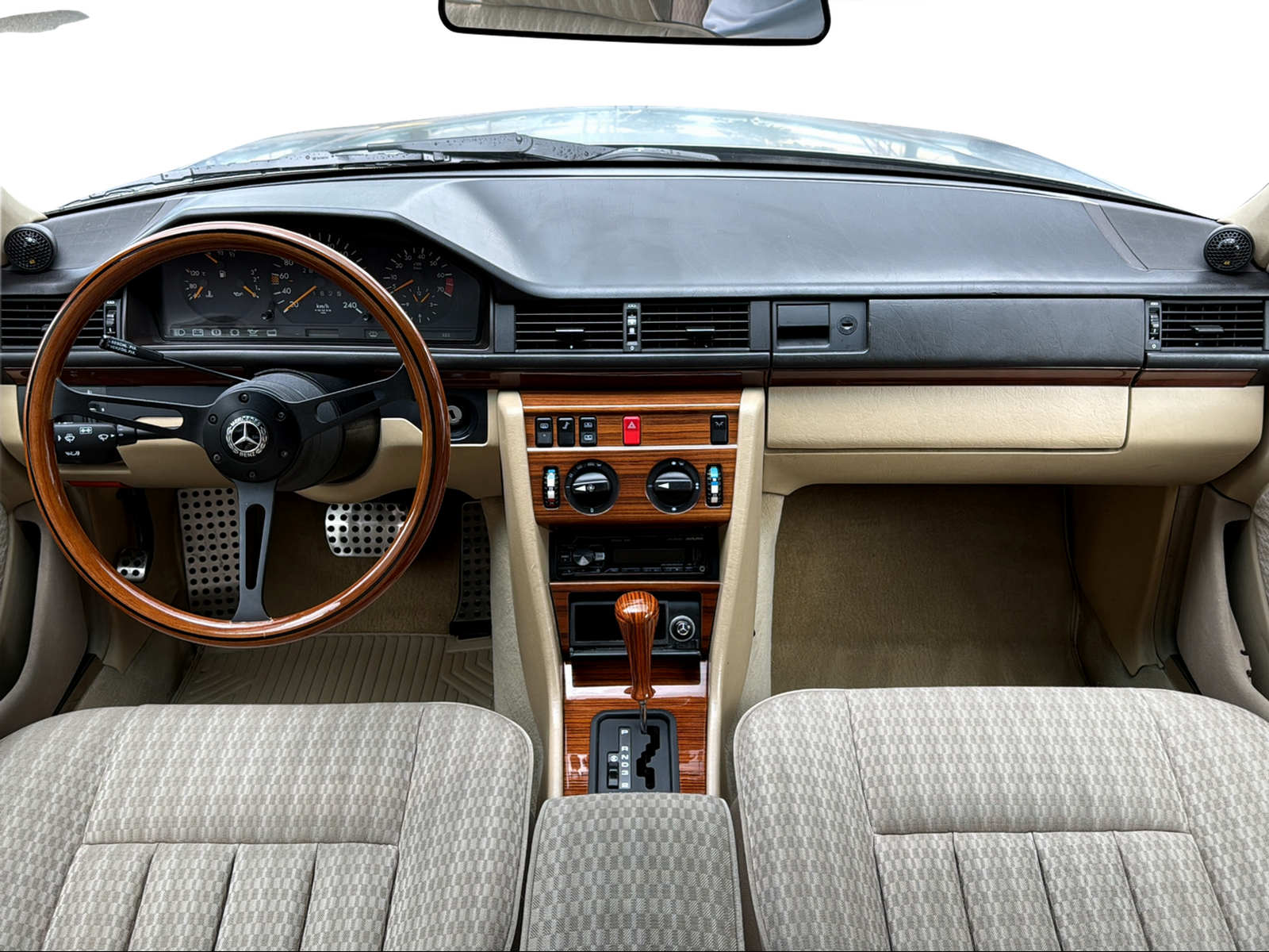 MERCEDES-BENZ 260 E-image-9