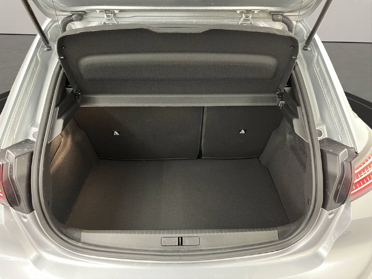 PEUGEOT 208 1.2 Hybrid 145 GT-image-13