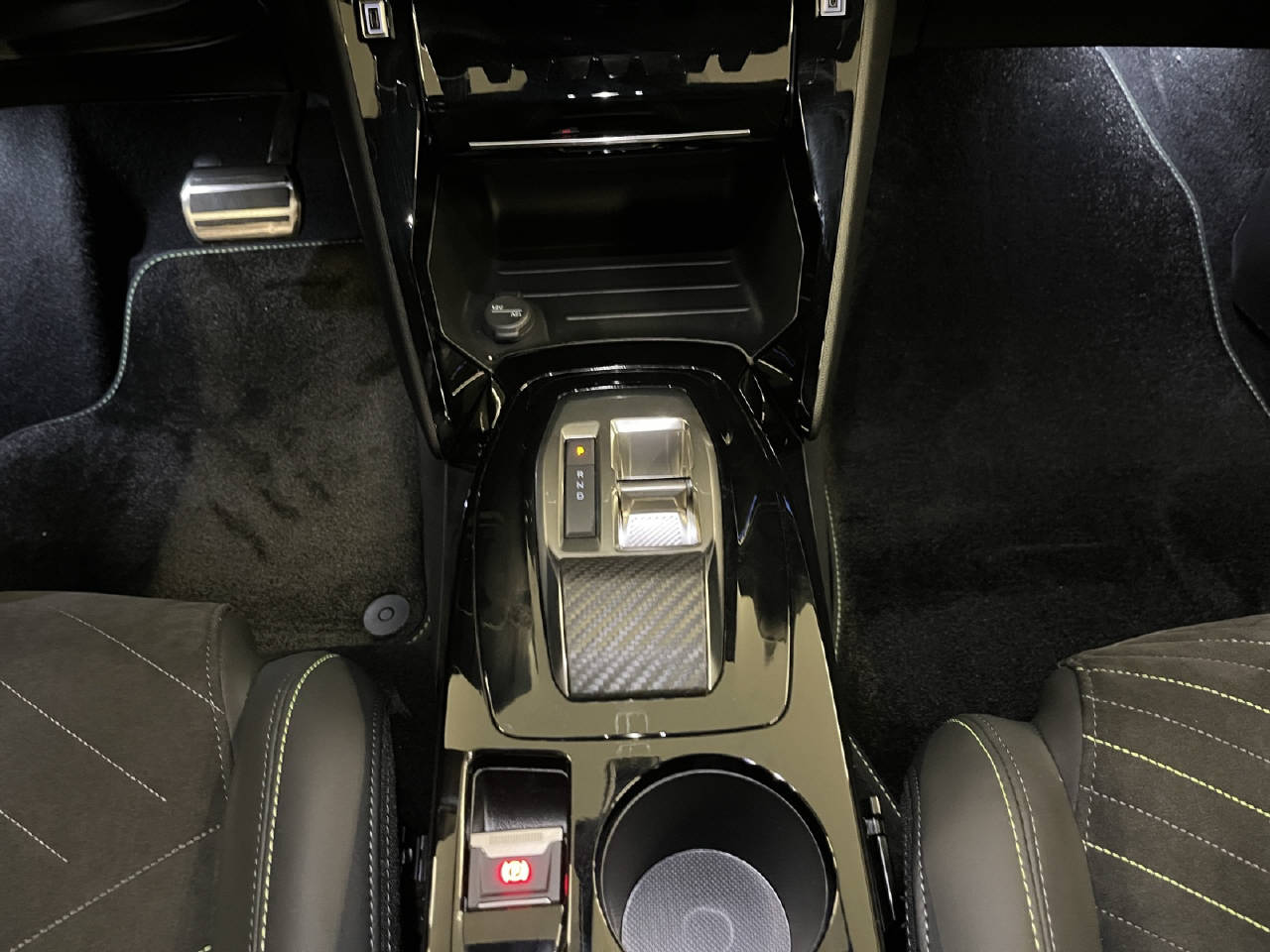 PEUGEOT 208 1.2 Hybrid 145 GT-image-9