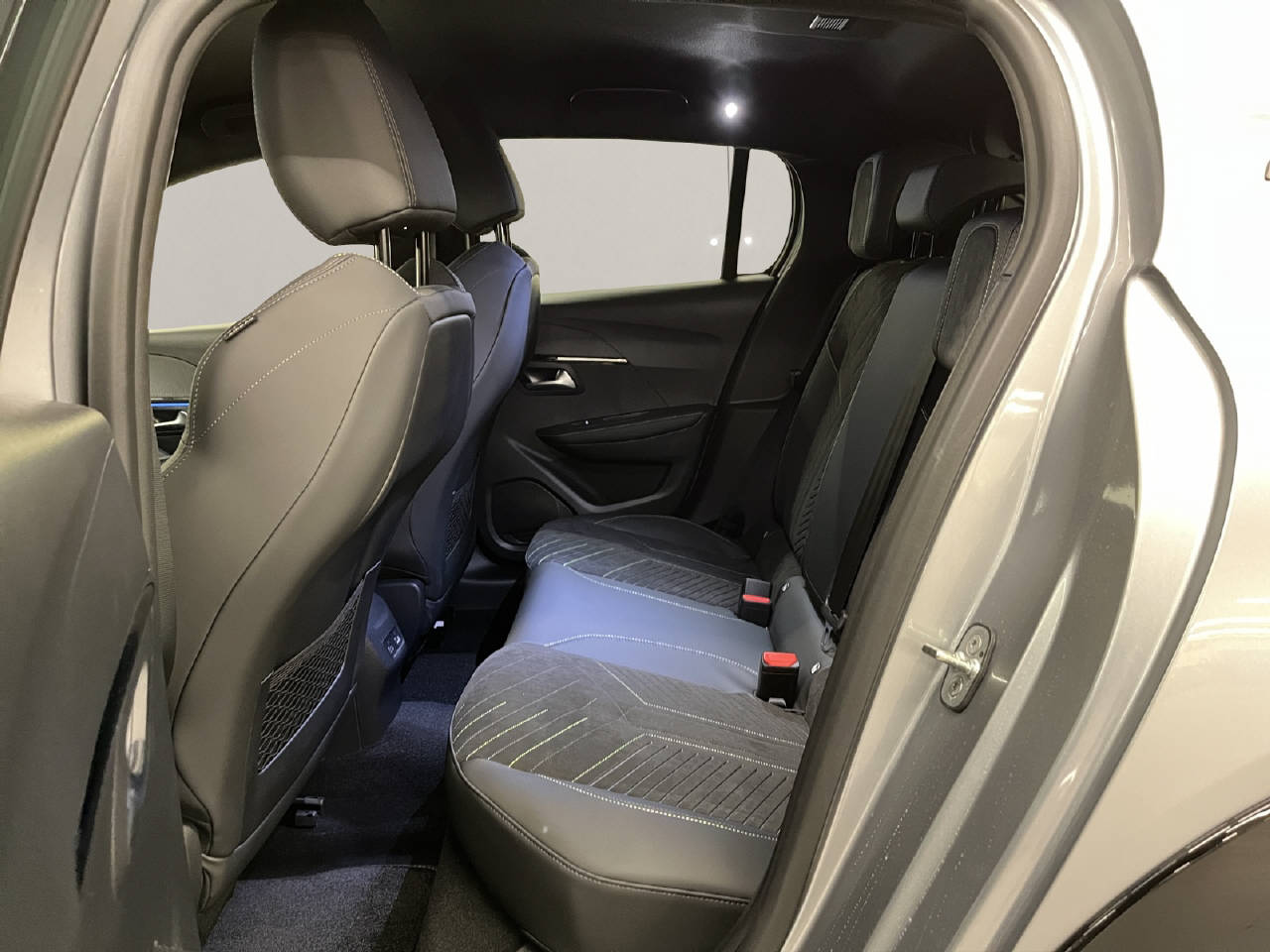 PEUGEOT 208 1.2 Hybrid 145 GT-image-11