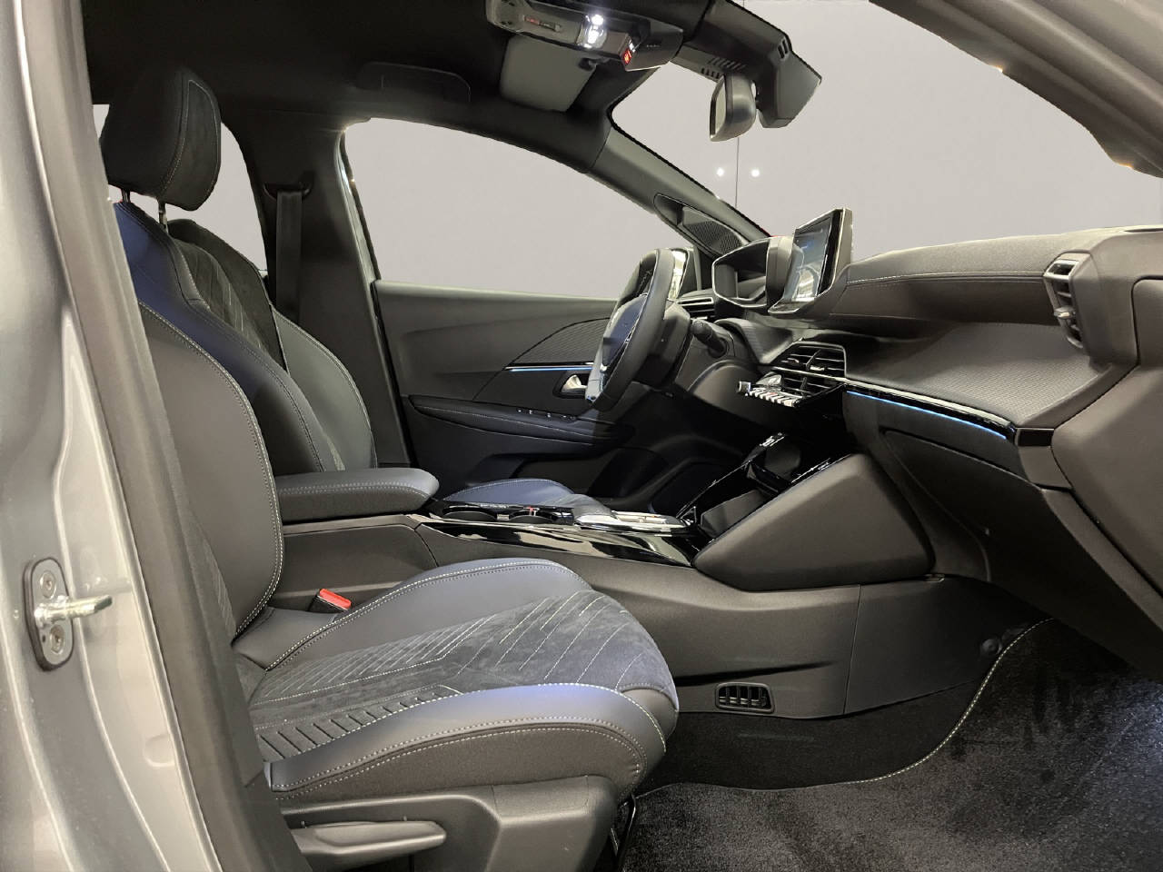 PEUGEOT 208 1.2 Hybrid 145 GT-image-12