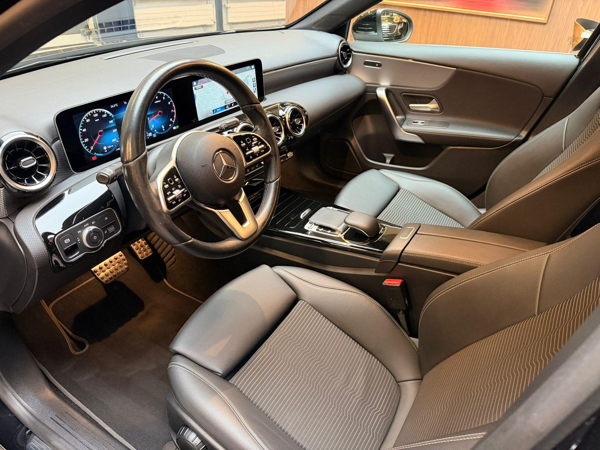MERCEDES-BENZ A 220 Progressive Limousine-image-15
