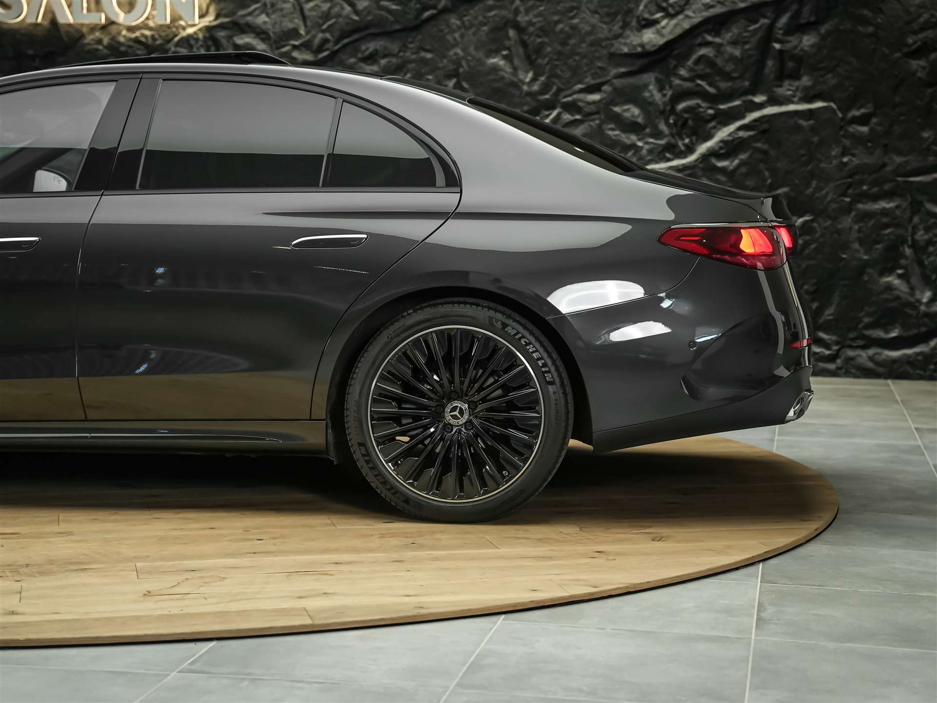 MERCEDES-BENZ E 220 d 4Matic AMG Line 9G-Tronic *Panorama*Werksgarantie*Lenkradheizung*-image-18