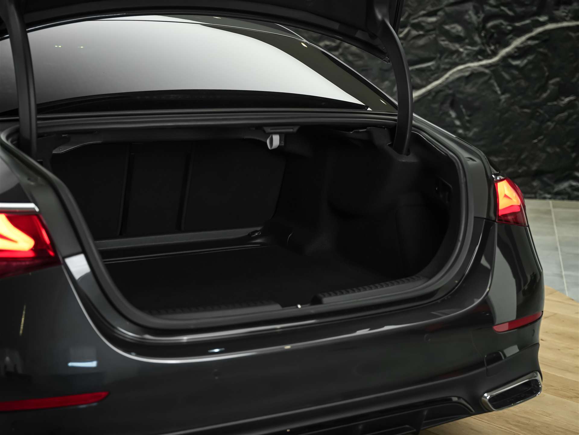 MERCEDES-BENZ E 220 d 4Matic AMG Line 9G-Tronic *Panorama*Werksgarantie*Lenkradheizung*-image-37