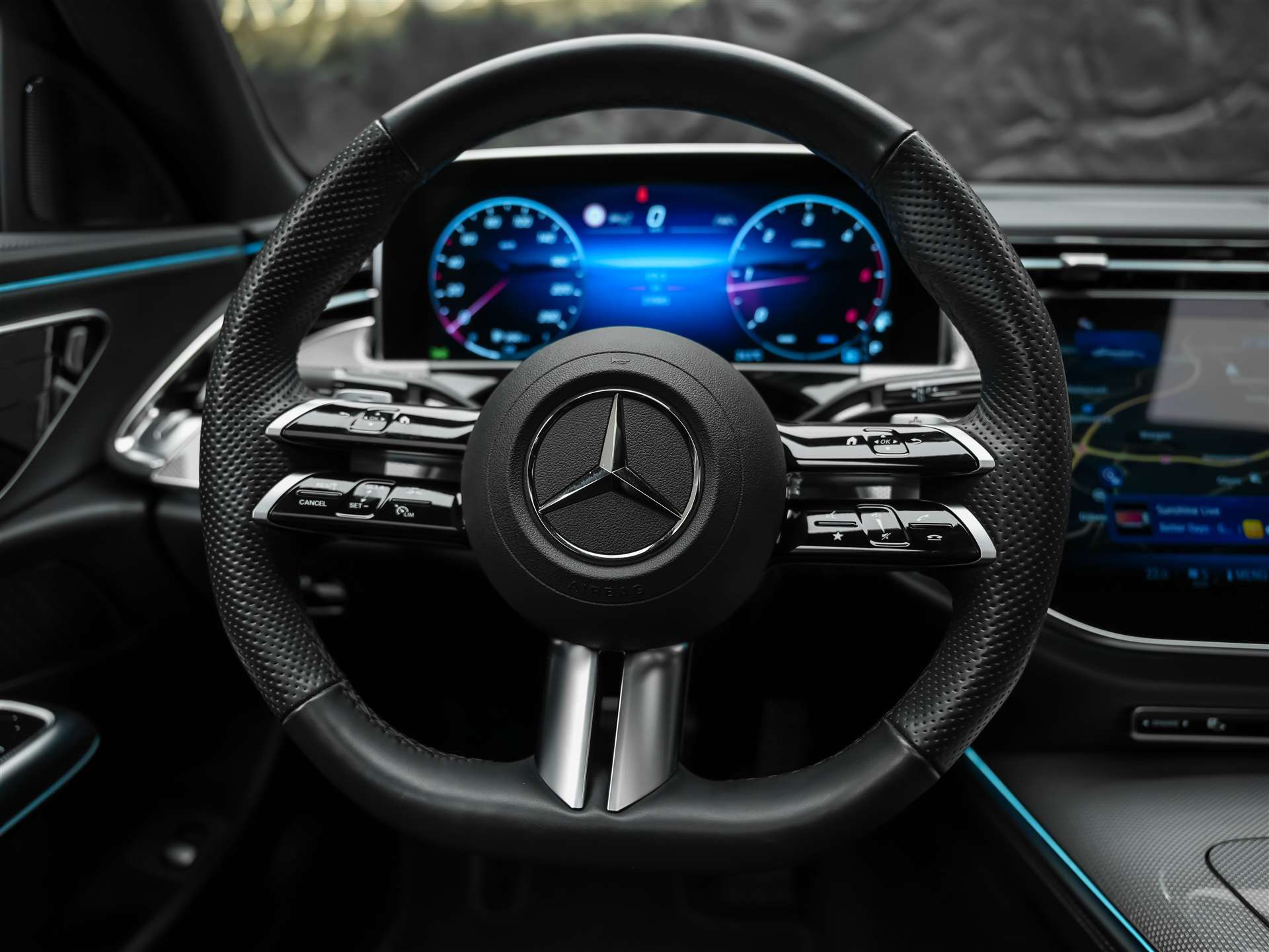 MERCEDES-BENZ E 220 d 4Matic AMG Line 9G-Tronic *Panorama*Werksgarantie*Lenkradheizung*-image-23
