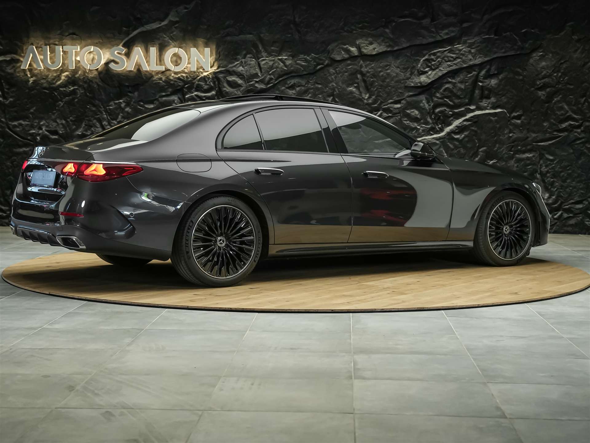 MERCEDES-BENZ E 220 d 4Matic AMG Line 9G-Tronic *Panorama*Werksgarantie*Lenkradheizung*-image-5