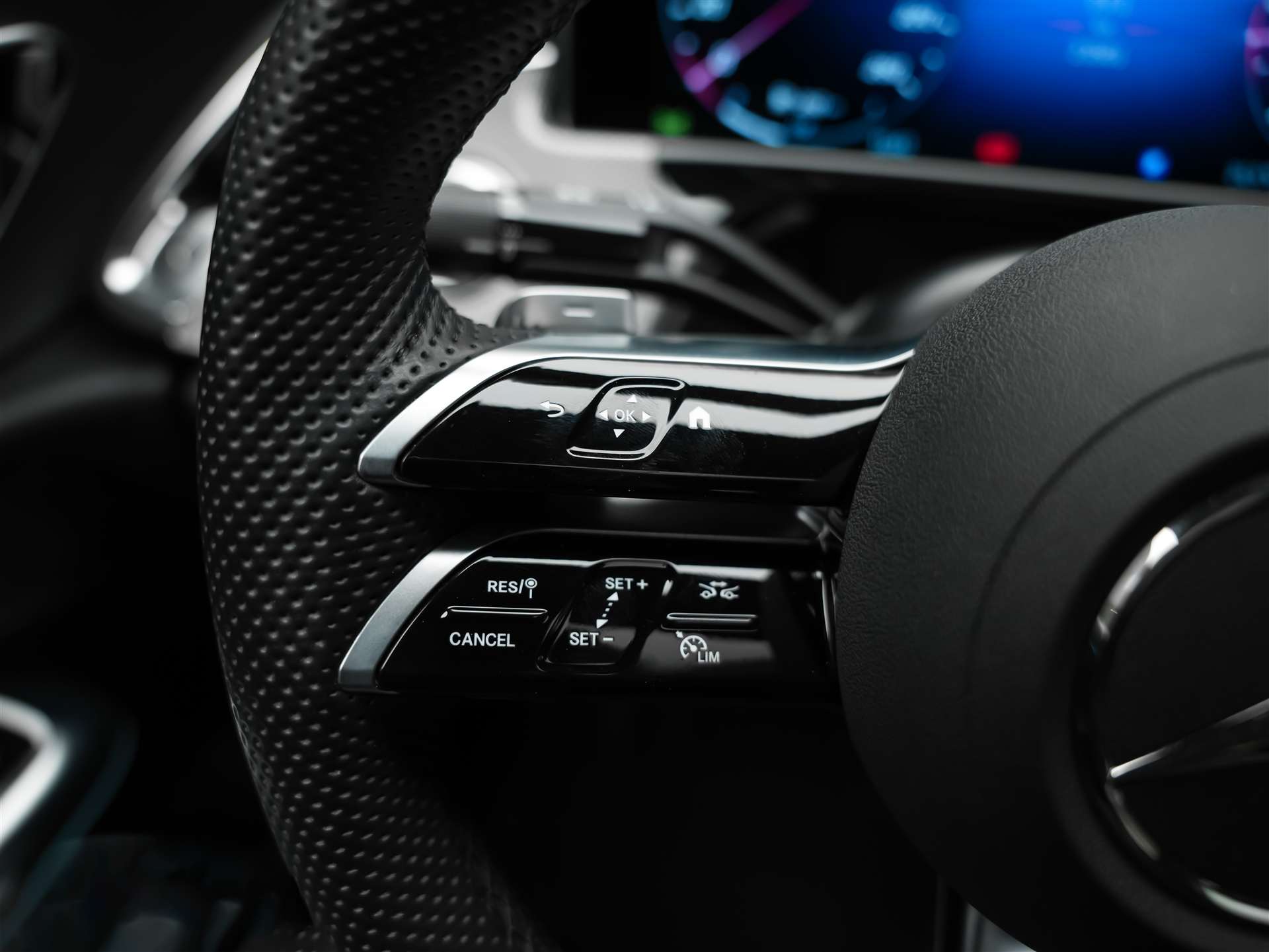 MERCEDES-BENZ E 220 d 4Matic AMG Line 9G-Tronic *Panorama*Werksgarantie*Lenkradheizung*-image-28