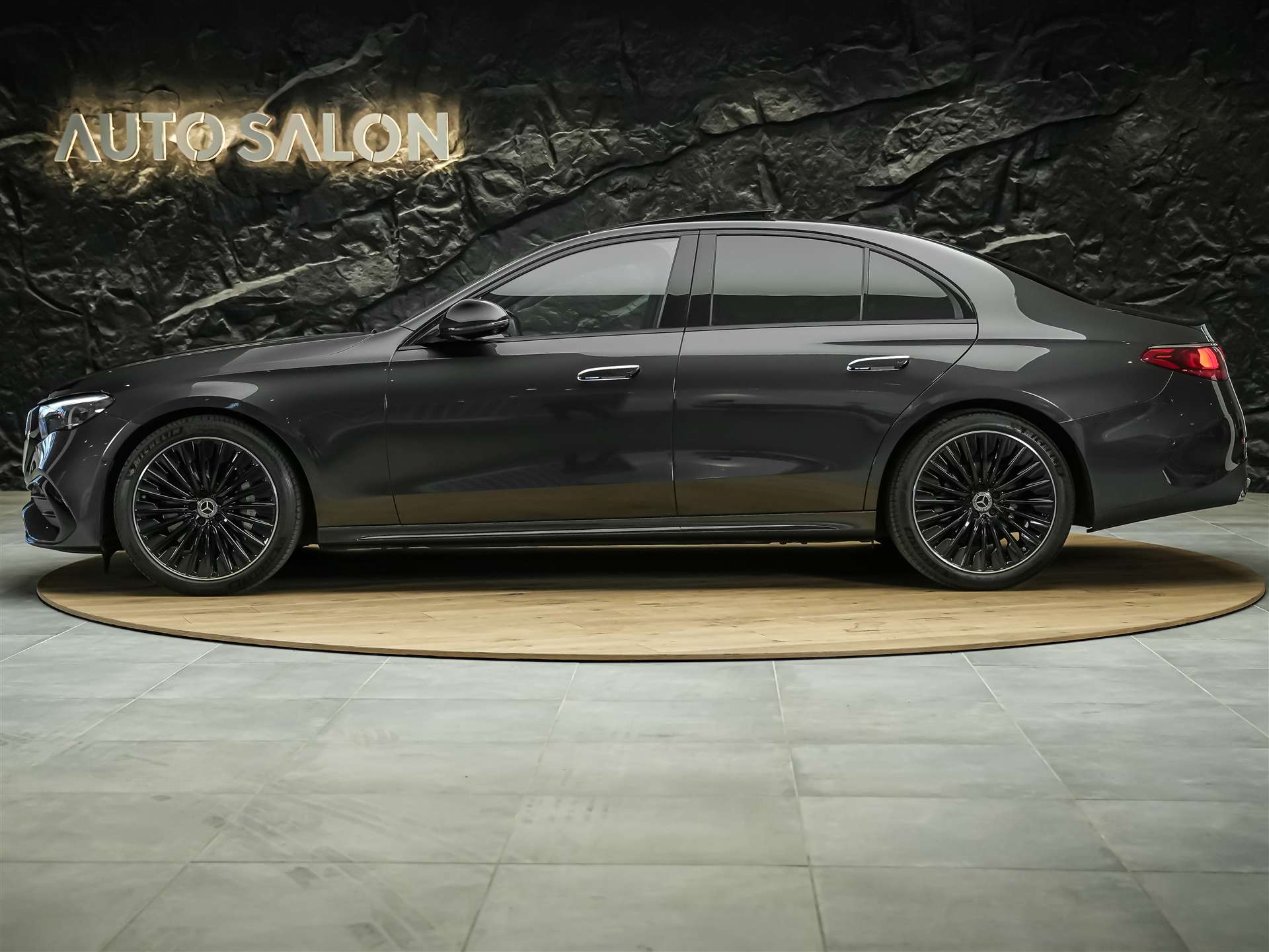 MERCEDES-BENZ E 220 d 4Matic AMG Line 9G-Tronic *Panorama*Werksgarantie*Lenkradheizung*-image-2