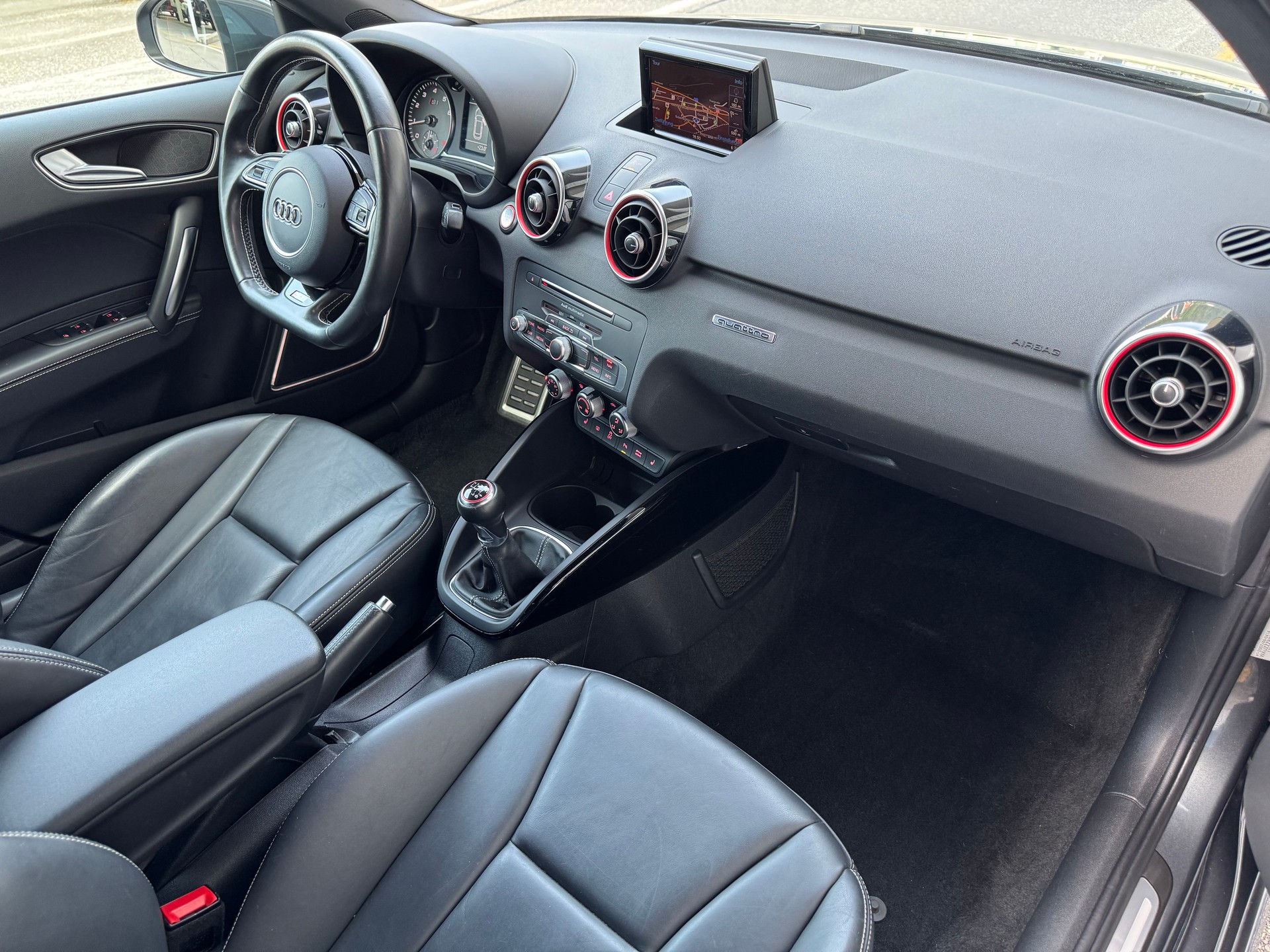 AUDI S1 Sportback 2.0 TFSI Sport quattro-image-11