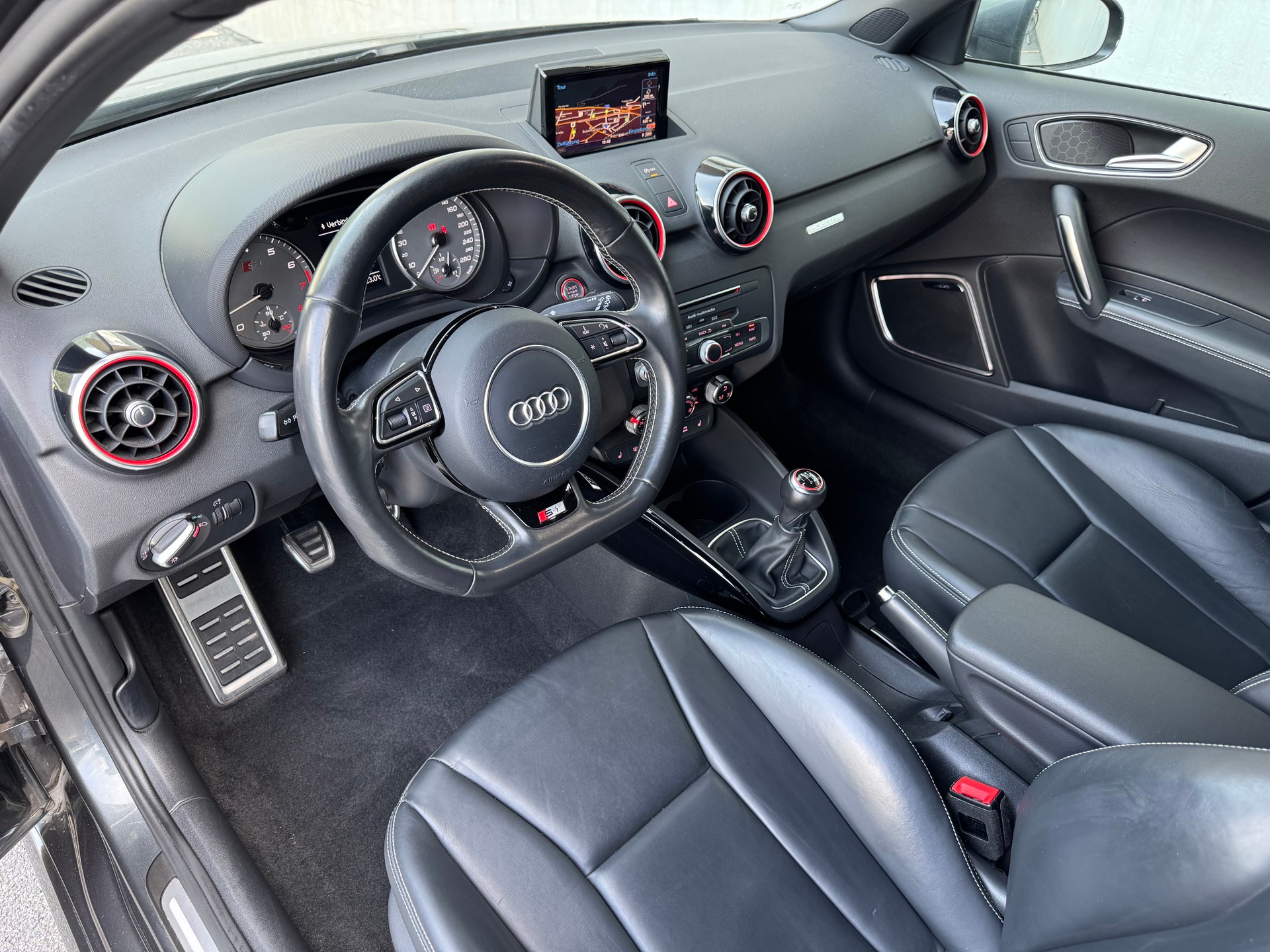 AUDI S1 Sportback 2.0 TFSI Sport quattro-image-9