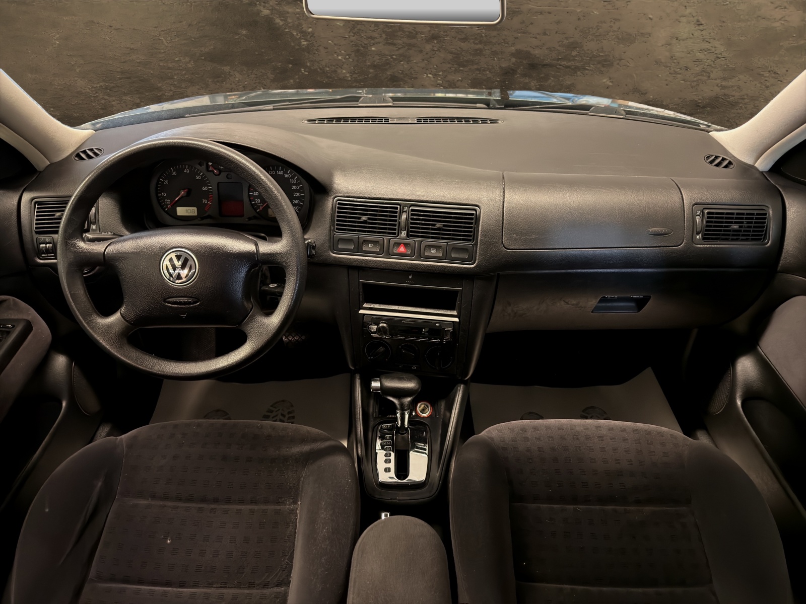 VW Golf 1.6 Automatic-showroom-element-3
