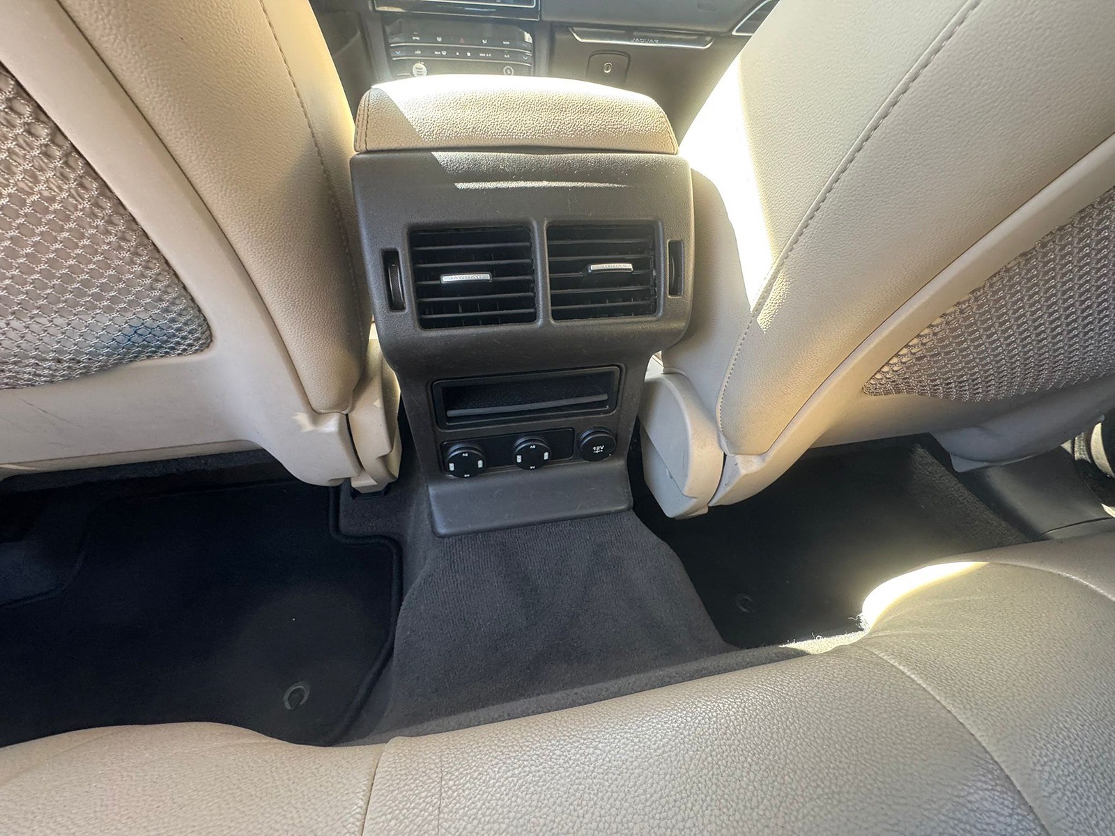 JAGUAR F-Pace 25d R-Sport AWD Automatik-image-8
