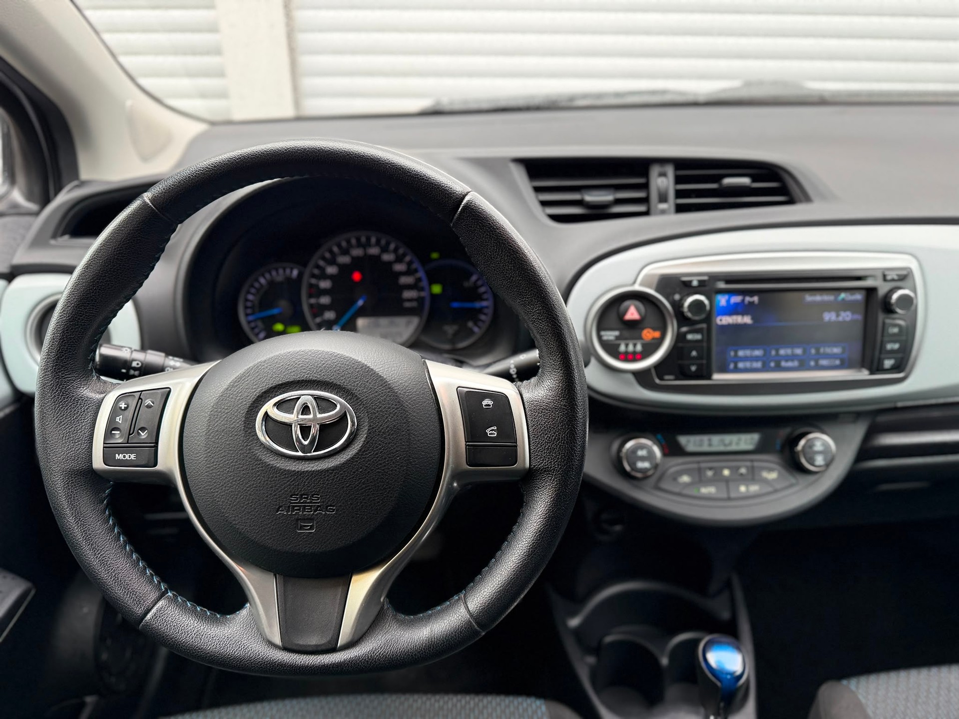 TOYOTA Yaris 1.5 VVT-i HSD Luna-image-11