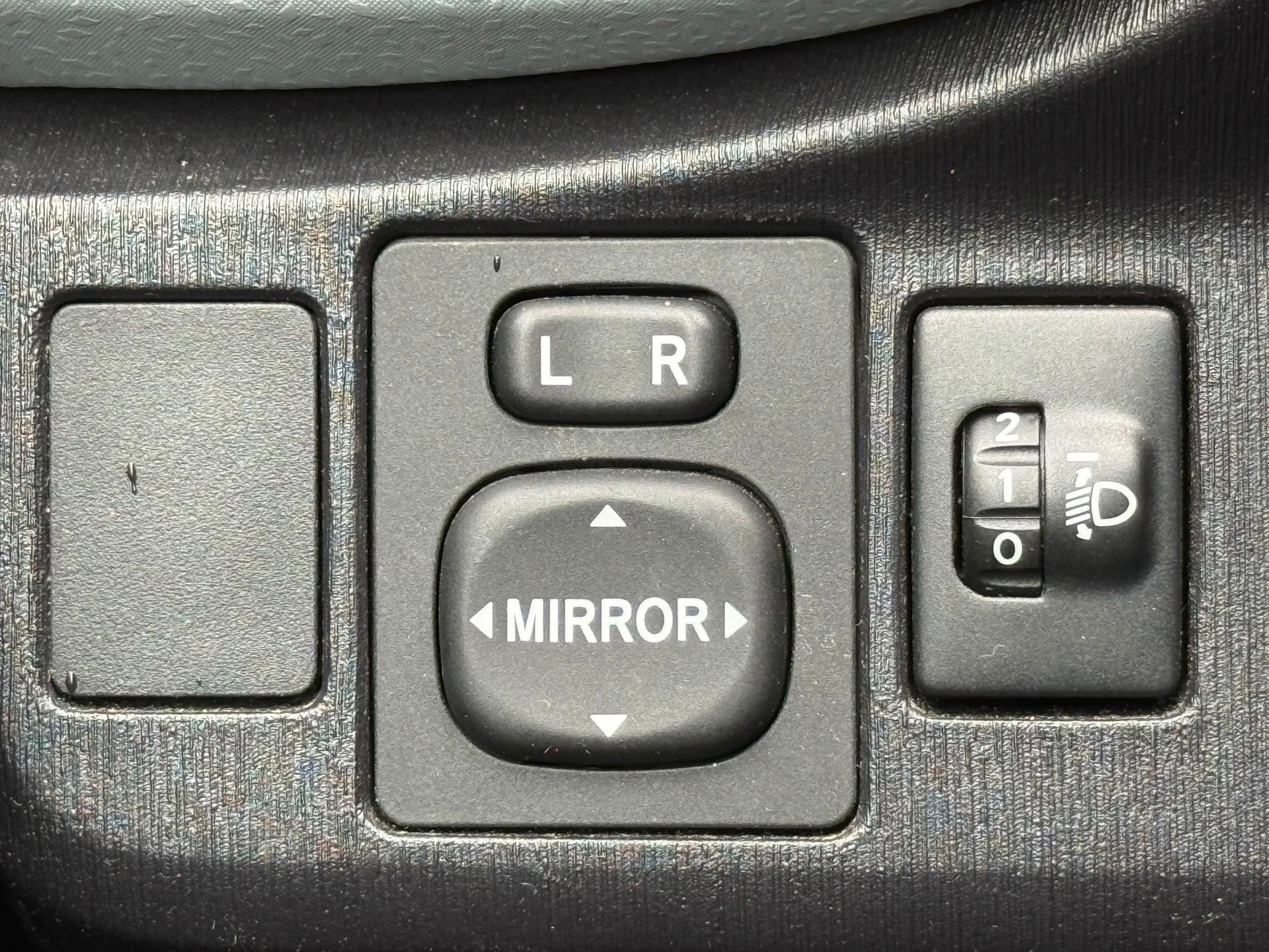 TOYOTA Yaris 1.5 VVT-i HSD Luna-image-16