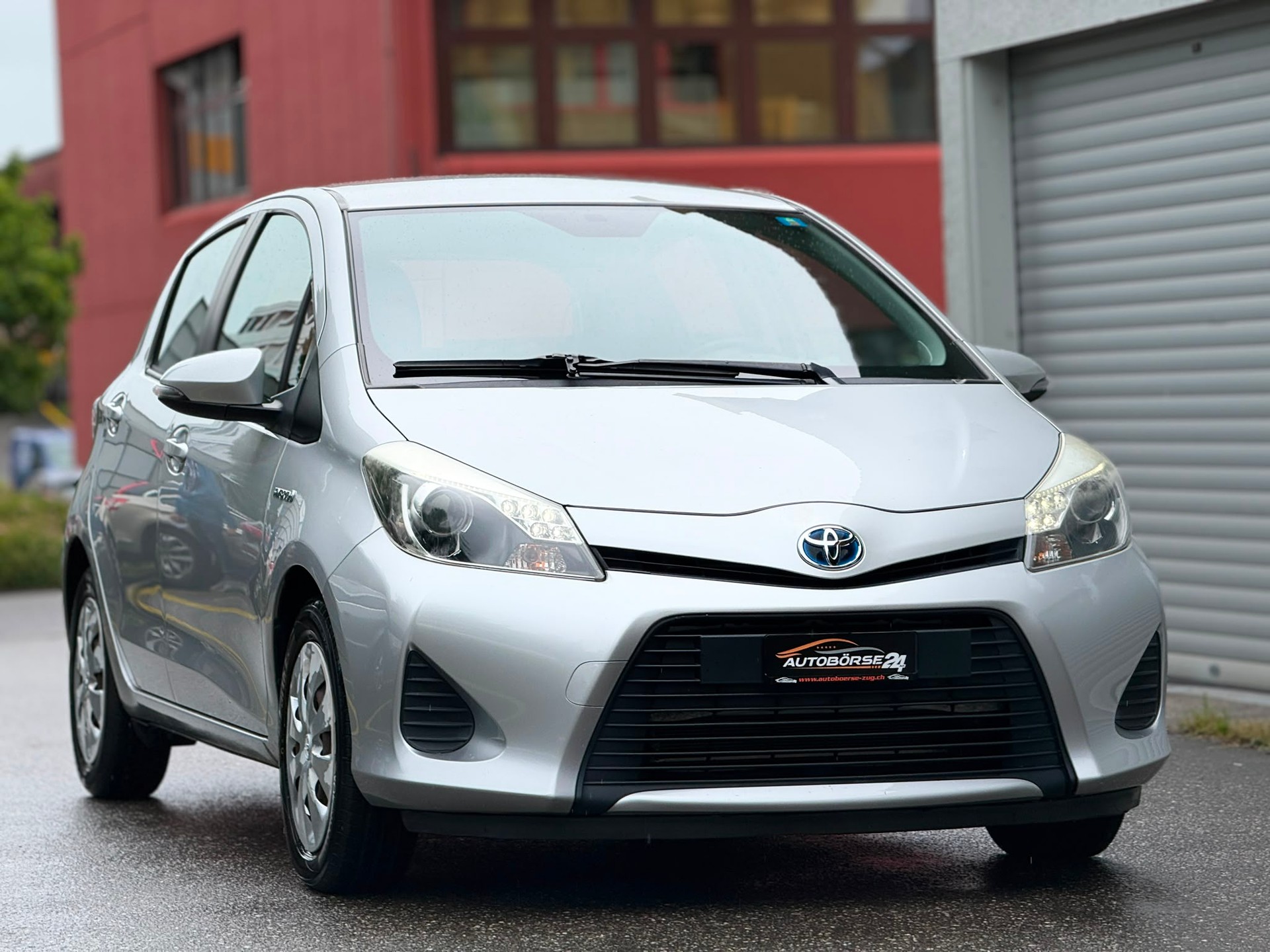 TOYOTA Yaris 1.5 VVT-i HSD Luna-showroom-element-1