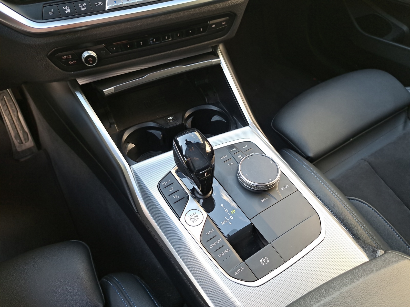 BMW 320d Touring xDrive SAG-image-12