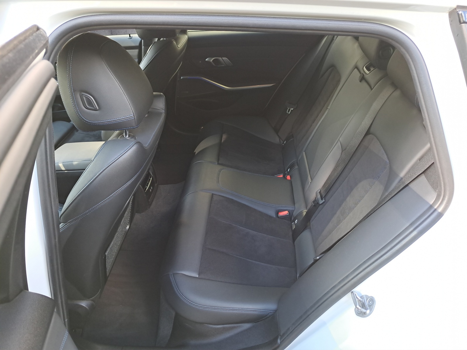 BMW 320d Touring xDrive SAG-image-15