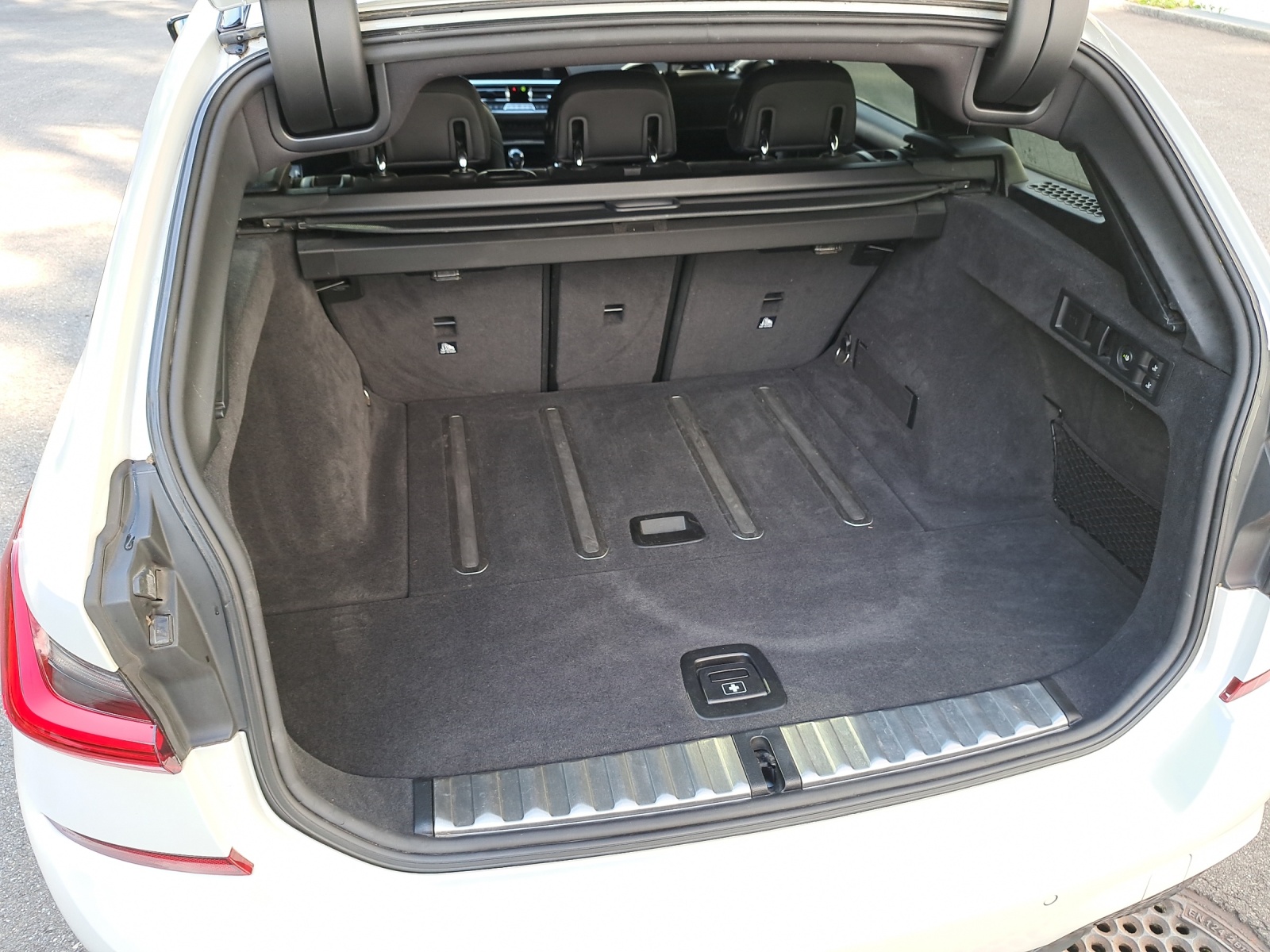 BMW 320d Touring xDrive SAG-image-17