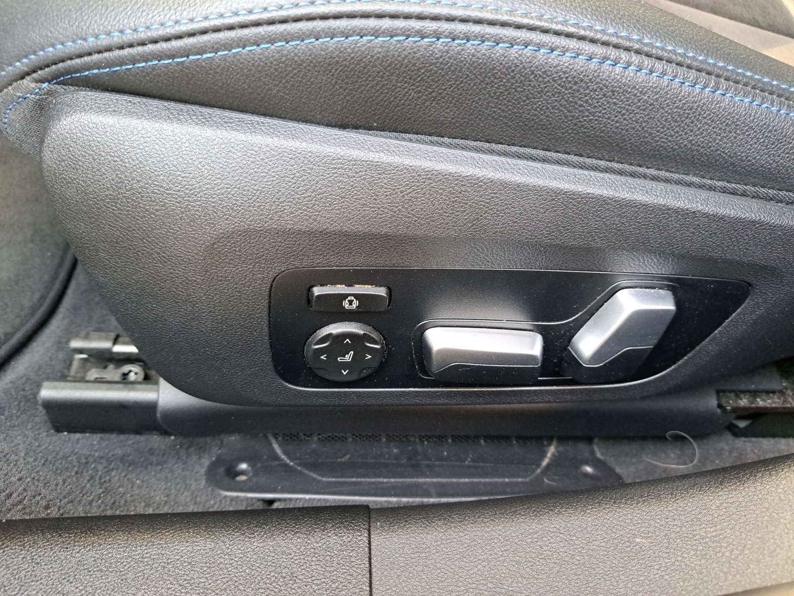BMW 320d Touring xDrive SAG-image-24