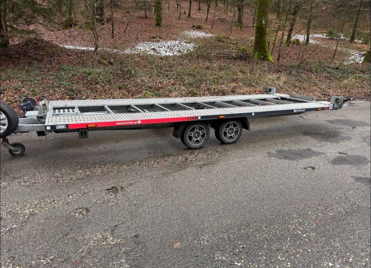 LORRIES-image-0